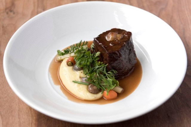 Angela Jimenez|NYT Versão sofisticada de um prato sempre reconfortante: no Spoon & Stable, a carne de panela leva cogumelos chanterelle, purê de batata e mandioquinha cozida no leite.