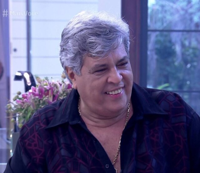 Reprodução/Globo O cantor admitiu ter parado de retocar os cabelos grisalhos.