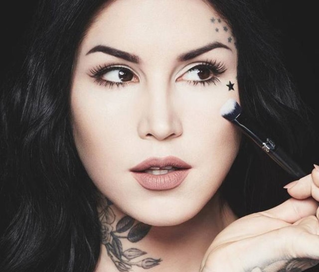 Reprodução A tatuadora Kat Von D está transformando sua linha de maquiagem em vegana