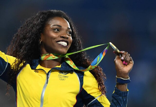 Dylan Martinez/Reuters A atleta colombiana Caterine Ibarguen, que ganhou medalha de ouro no salto triplo feminino, usou batom marrom, blush e máscara de cílios