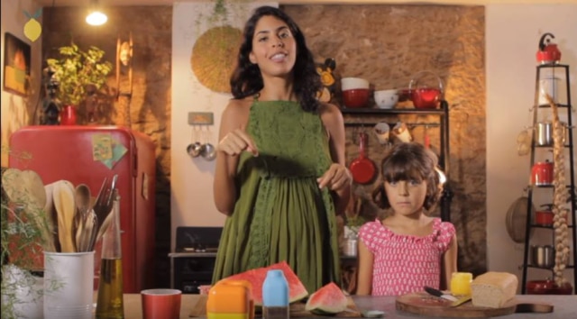 Reprodução YouTube Bela Gil e sua filha no segundo episódio de 'Lancheira da Flor'