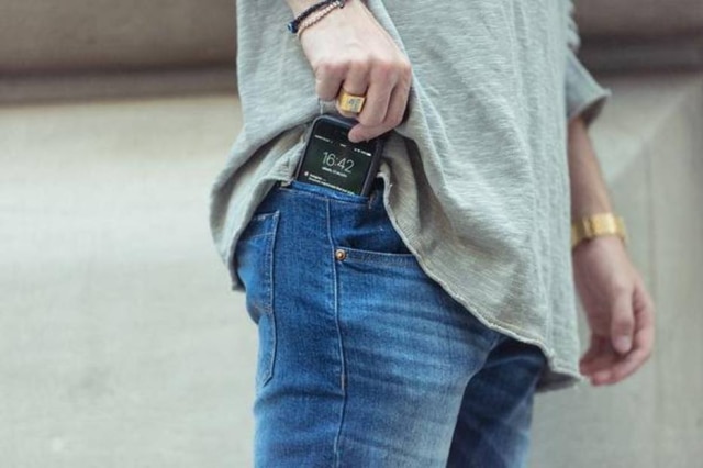Divulgação Calça tem bolso especial para guardar o celular.