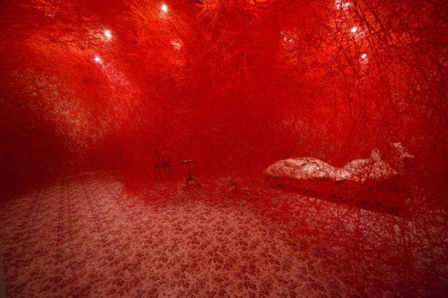 Divulgação O quarto Herbarium, é assinado por Chiharu Shiota, que trabalhou com 26.600 metros de fio de lã vermelha