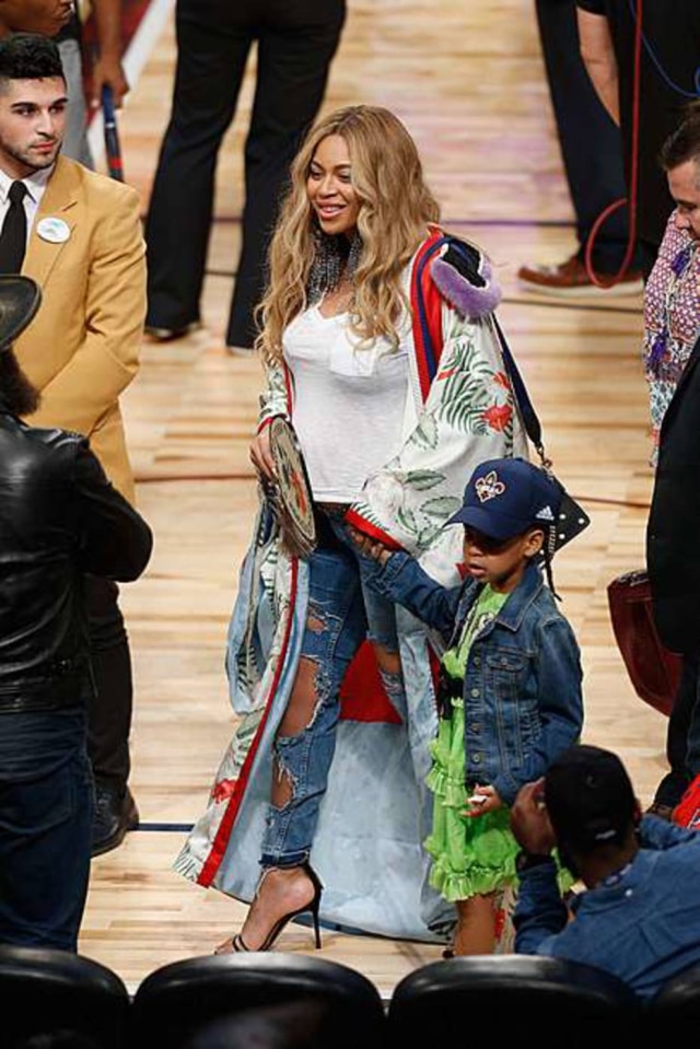 Jonathan Bachman/AFP Beyoncé com a filha, Blue Ivy.