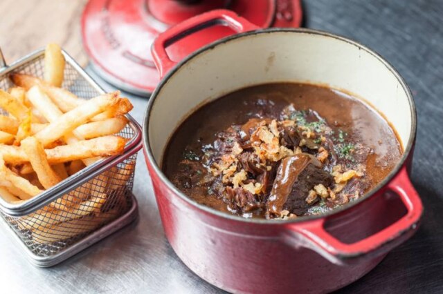 La Casserole|Divulgação Panelinha de carne com cerveja escura do menu Vira Latinha