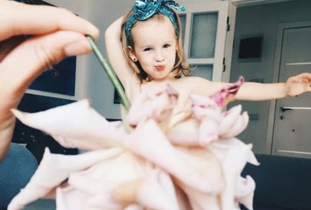 Instagram / @seasunstefani A pequena Stefani 'vestida' com uma flor