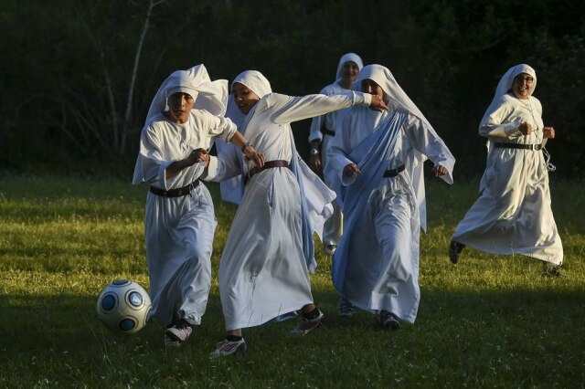 Luis Robayo / AFP Congregação de freiras joga uma partida de futebol em Cali, na Colômbia