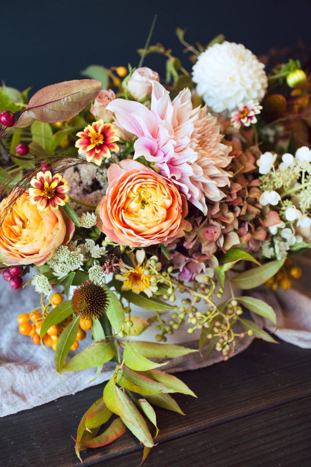 FLO atelier botânico A mistura de flores nobres e silvestres é marca registrada dos trabalhos do FLO