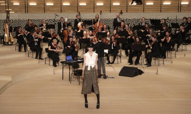 AP Photo/Markus Schreiber Desfile 'Métiers d’Art' ocorreu em uma sala de concerto em Hamburgo, na Alemanha