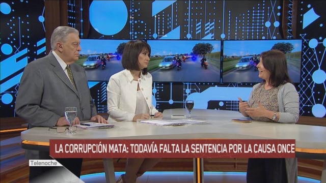 Reprodução do telenornal 'Telenoche'/Canal 13 O apresentador Santo Biasatti (à esquerda) abandonou o telejornal 'Telenoche' ao vivo um dia antes da sua despedida oficial