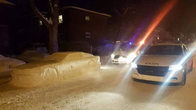 Facebook/L.S.D Laprise Simon Designs/imagem cedida pelo fotógrafo O canadense Simon Laprise esculpiu um carro na neve e enganou policiais achando que se tratava de um veículo de verdade