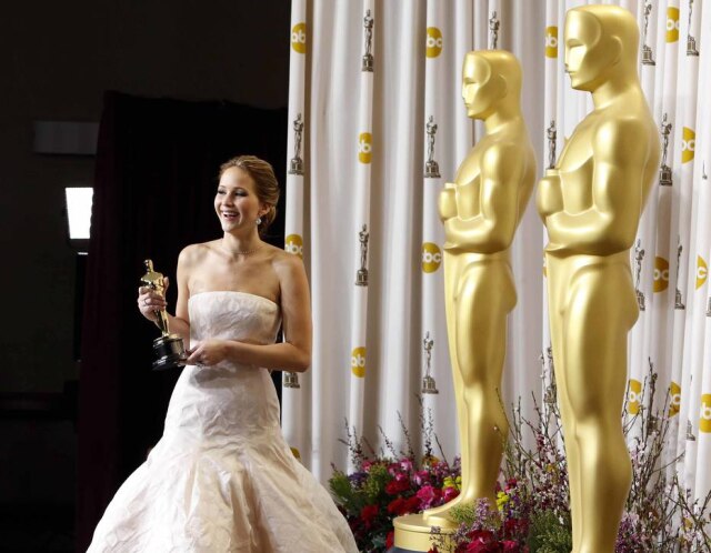 REUTERS/Mike Blake Se você tem vergonha de tropeçar na frente de todo mundo na escada do metrô, imagina como a Jennifer Lawrence se sentiu ao levar um tombo na cerimônia do Oscar. Ela usava um vestido longo e bufante e, quando foi subir ao palco para receber o prêmio de melhor atriz em 2013, caiu na escada. No discurso, ela brincou que a plateia só estava de pé porque se sentia mal pelo mico que ela pagou. Relembre o momento e assista ao discurso.