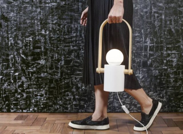 Projetada por Noemi Saga, a Hermit Lamp foi uma das finalistas do Prêmio Salão Design, atração da feira Movelsul que busca fomentar e estimular a criatividade e o empreendedorismo de designers e arquitetos. Foto: Noemi Saga