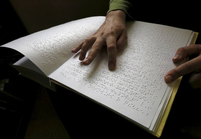 REUTERS/Ilya Naymushin O braille é indispensável para alfabetização de cegos – mas sua presença ainda é pouca nas livrarias e bibliotecas, apesar da forte legislação.