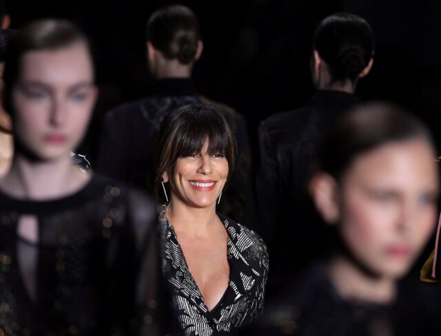 REUTERS/Paulo Whitaker Beth (Gloria Pires) é ovacionada pela plateia ao fim do desfile