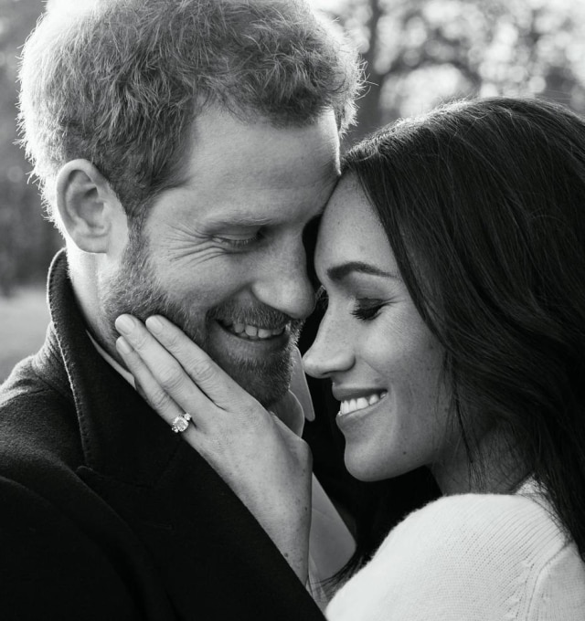 Cortesia do Palácio de Kensington via Reuters Uma das fotos oficiais do noivado entre o príncipe Harry e Meghan Markle.