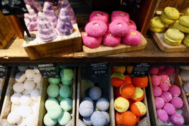 REUTERS/Neil Hall A Lush é conhecida por trabalhar com produtos naturais, orgânicos e combater os testes em animais