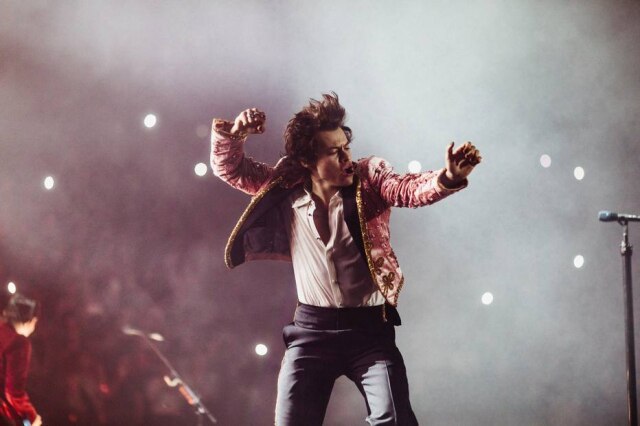 Twitter/@harrystyles O cantor veste Gucci durante show em Londres