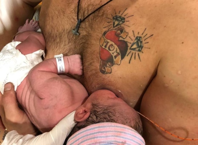 Facebook/maxamillian.neubauer Max 'amamentou' sua filha porque sua mulher estava internada.