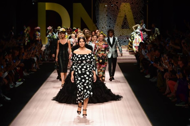 Miguel MEDINA / AFP Monica Bellucci e modelos durante o desfile da Dolce & Gabbana.