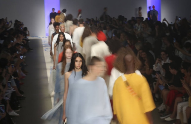 Andre Penner/AP Photo A entrada final dos modelos da Osklen, uma das que trouxe várias das tendências da hora na coleção, entre elas o uso de linho, os looks monocromáticos e as roupas mais amplas