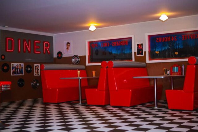 Divulgação Lanchonete Pop's de 'Riverdale' serve milkshakes e tem música ambiente.