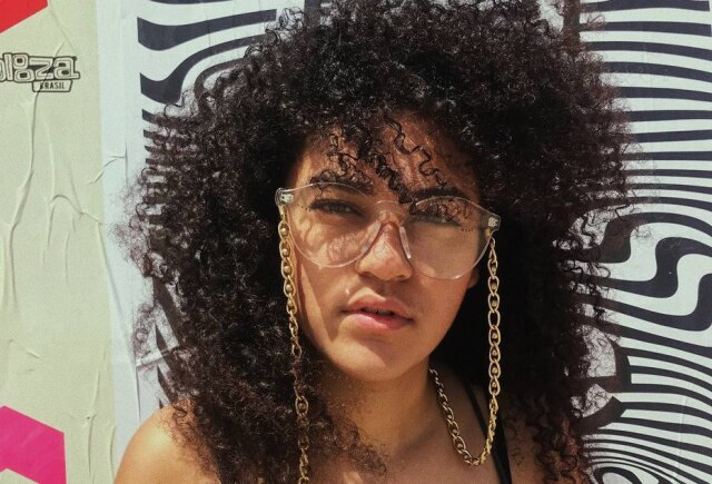 Instagram/@juliaaareis Empoderamento da mulher negra está muito relacionado à transição capilar.