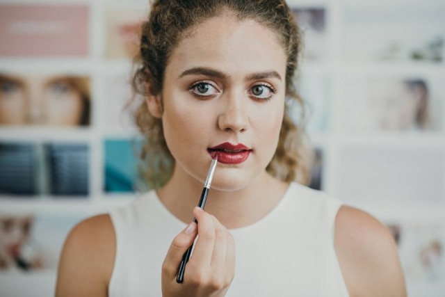 Unsplash/@malvestida Clientes devem ter cuidado ao experimentarem produtos de beleza expostos em lojas.