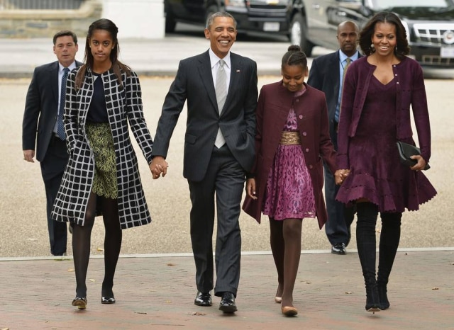 Mike Theiler/Reuters Barack Obama e Michelle Obama com as filhas Malia e Sasha, em outubro de 2013.