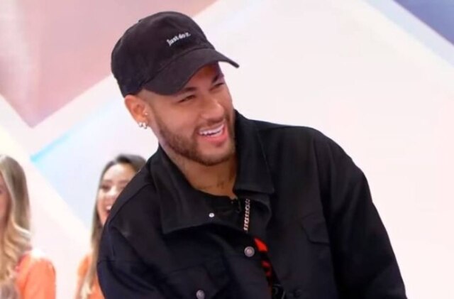 Reprodução/SBT O jogador Neymar durante o 'Jogo dos Três Pontinhos', no SBT, com Silvio Santos.