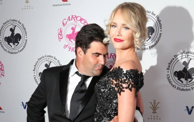 David McNew / Reuters Jason Davis ao lado de outra convidada no Carousel of Hope Ball em Beverly Hills, na Califórnia, em outubro de 2016.