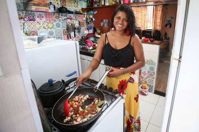 Felipe Rau/Estadão Aline Chermoula prepara prato sob encomenda da cozinha de sua casa.