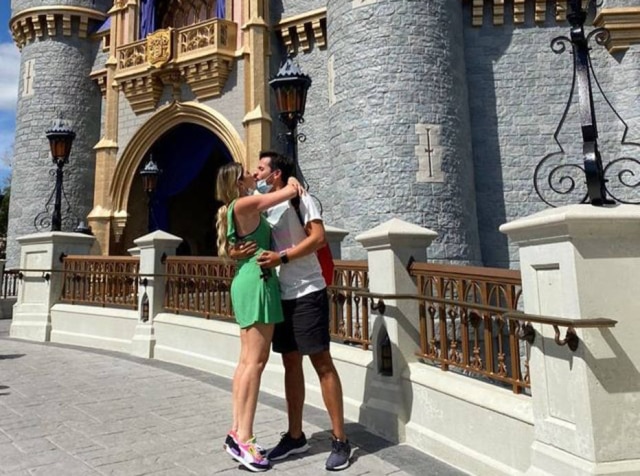 Reprodução Instagram / @danicalabresa O empresário Richard Neuman pediu a humorista Dani Calabresa em casamento durante as férias na Disney