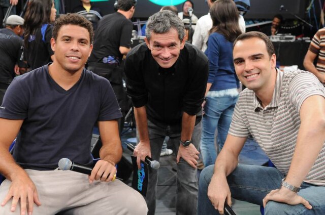 Caroline Bittencourt/TV Globo Tadeu Schmidt durante participação no 'Altas Horas' com o ex-jogador de futebol Ronaldo Fenômeno, em 2009.