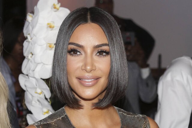 AP Photo/Seth Wenig Joias no valor de seis milhões de euros foram roubadas de Kim Kardashian, que estava hospedada em um hotel de luxo em 2016 durante a Fashion Week em Paris.