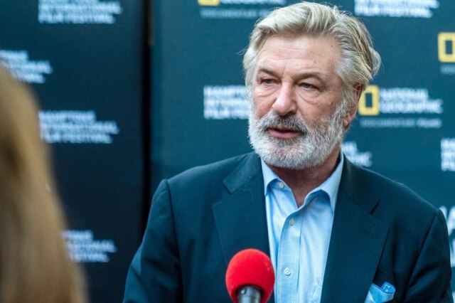 Mark Sagliocco/AFP O ator e produtor americano Alec Baldwin, que foi alvo de mandado de busca para apreender celular