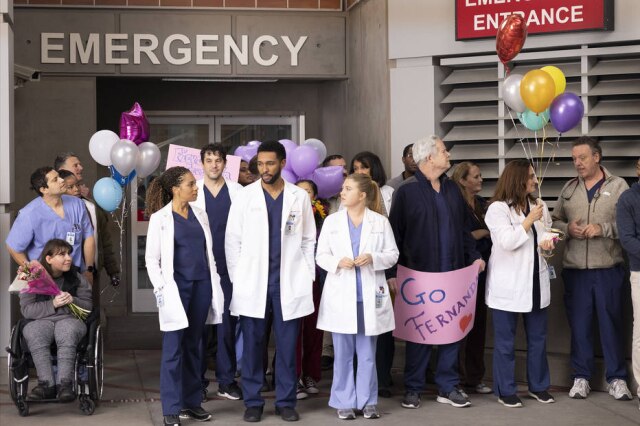 Sony Channel Beto Skubs, roteirista brasileiro de 'Grey's Anatomy', fez uma ponta no episódio 'Road Trippin', escrito por ele. Ele aparece entre os atores Kelly McCreary (Maggie) e Anthony Hill (Winston) vestindo o figurino dos médicos.