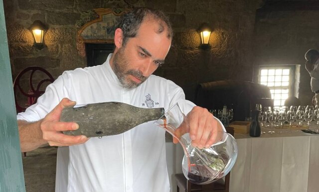 Arquivo pessoal Vinhos muito antigos precisam sempre ser decantados pelos muitos sedimentos que se formam na garrafa.