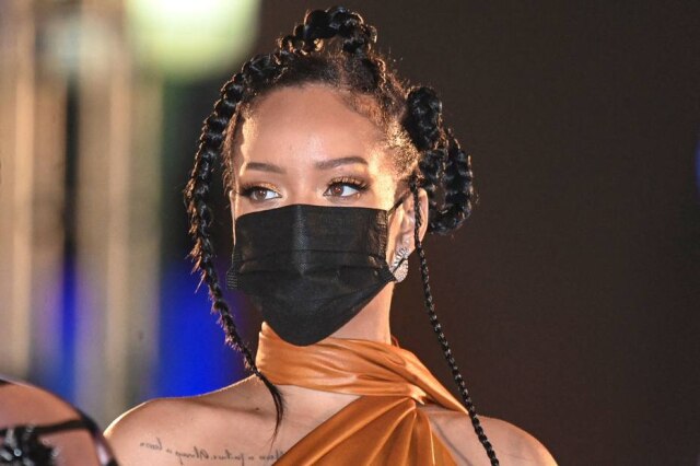 Toby Melville/REUTERS A cantora Rihanna deve investir em uma nova marca de produtos capilares, a Fenty Hair.
