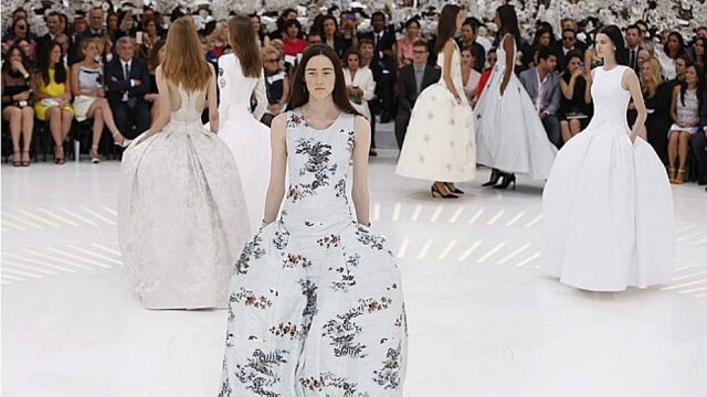 Efe A jornada de Simons começou com um vestido estilo século 18, como se fosse feito para Cinderela - ou, ao menos, uma versão vanguardista dela