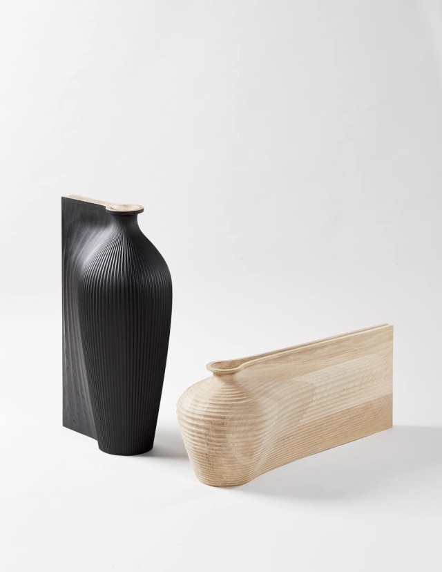 Divulgação Vasos de carvalho criados por Gareth Neal para Zaha Hadid