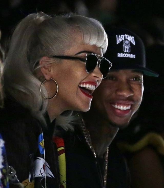 EFE/ JASON SZENES A cantora assiste o desfile ao lado do rapper Tyga