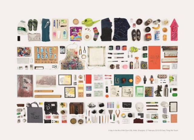 DIVULGAÇÃO Foto do livro "“Every Thing We Touch: a 24-Hour Inventory of Our Lives”: Designer Paula Zucotti registrou tudo o que uma pessoa usa em um dia.