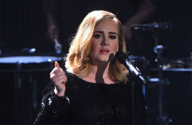 Bang Showbiz Adele foi presenteada com cristais em Nova York