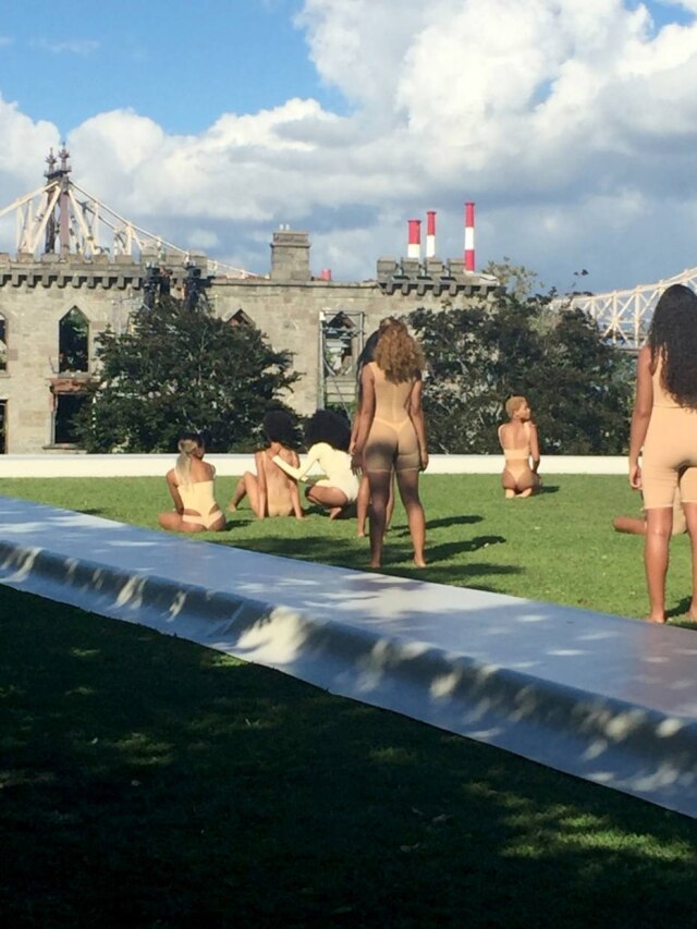 Washington Post photo by Robin Givhan Algumas modelos se sentiram mal durante a apresentação por conta do calor