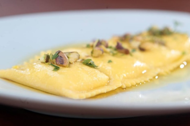 Felipe Rau|Estadão La pasta fresca. Bauletti recheado com creme de ricota e raspas de laranja com manteiga de especiarias e pistache.