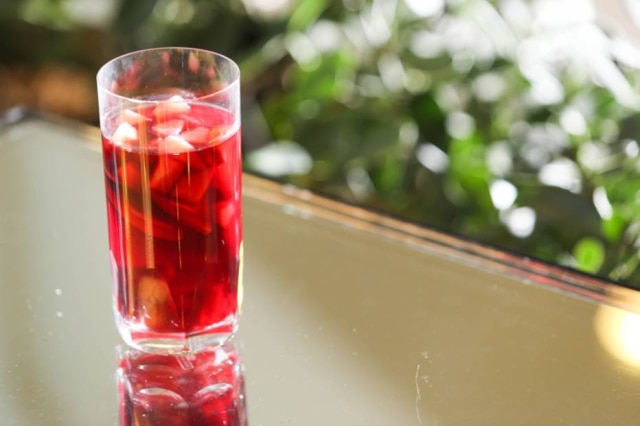 Tiago Queiroz|Estadão Sangria de infusão de frutas vermelhas, hibiscos e gengibre.