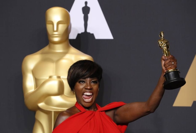Lucas Jackson O Oscar de melhor atriz coadjuvante foi para Viola Davis pelo filme 'Um Limite Entre Nós'. Ela estava bastante emocionada quando subiu ao palco. "Sempre me perguntam: 'Que tipo de história você quer contar, Viola?'. Graças a Deus me tornei uma atriz para contar estas histórias que me chamam para contar. O filme 'Um Limite Entre Nós' é sobre perdão, sobre pessoas simples, sobre a palavra e o poder dela. Quero agradecer ao capitão disso tudo, Denzel (Washington)".