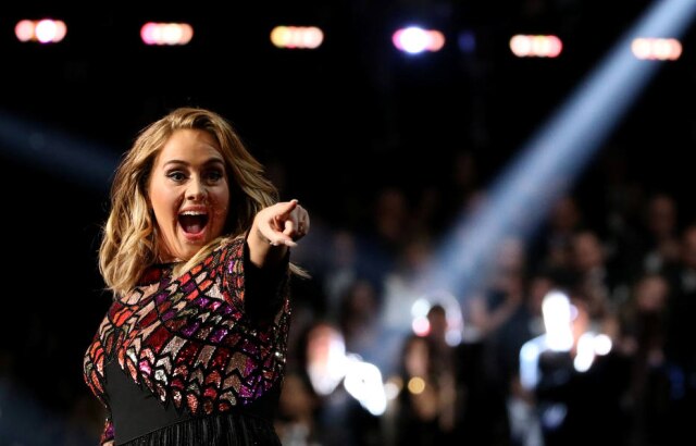 REUTERS/Lucy Nicholson Adele ajudou homem a pedir seu namorado em casamento durante um show.