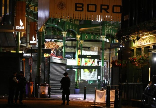 REUTERS/Neil Hall Policiais armados no Borough Market após o atentado na ponte de Londres